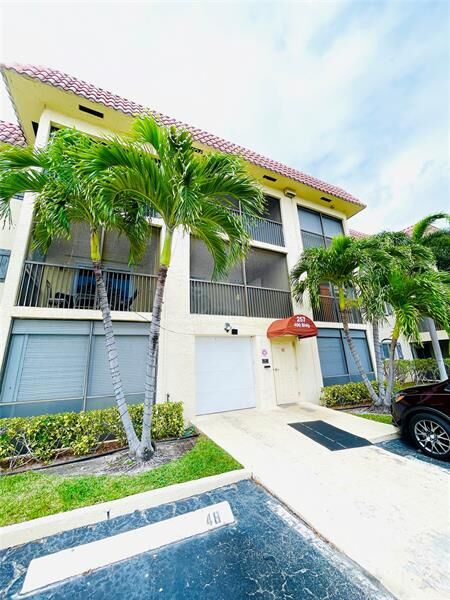 Property Photo: 257 S Cypress Rd 415 FL 33060