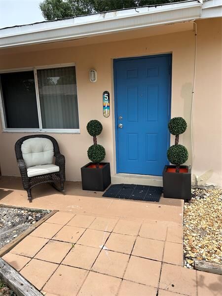 Property Photo: 571 NE 34th St FL 33334