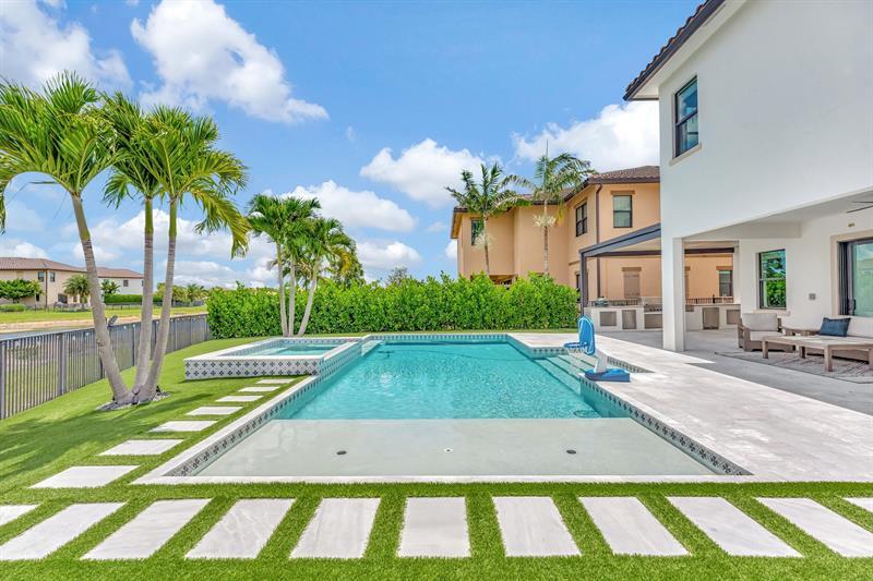 Property Photo: 11965 Lake House Ln FL 33076