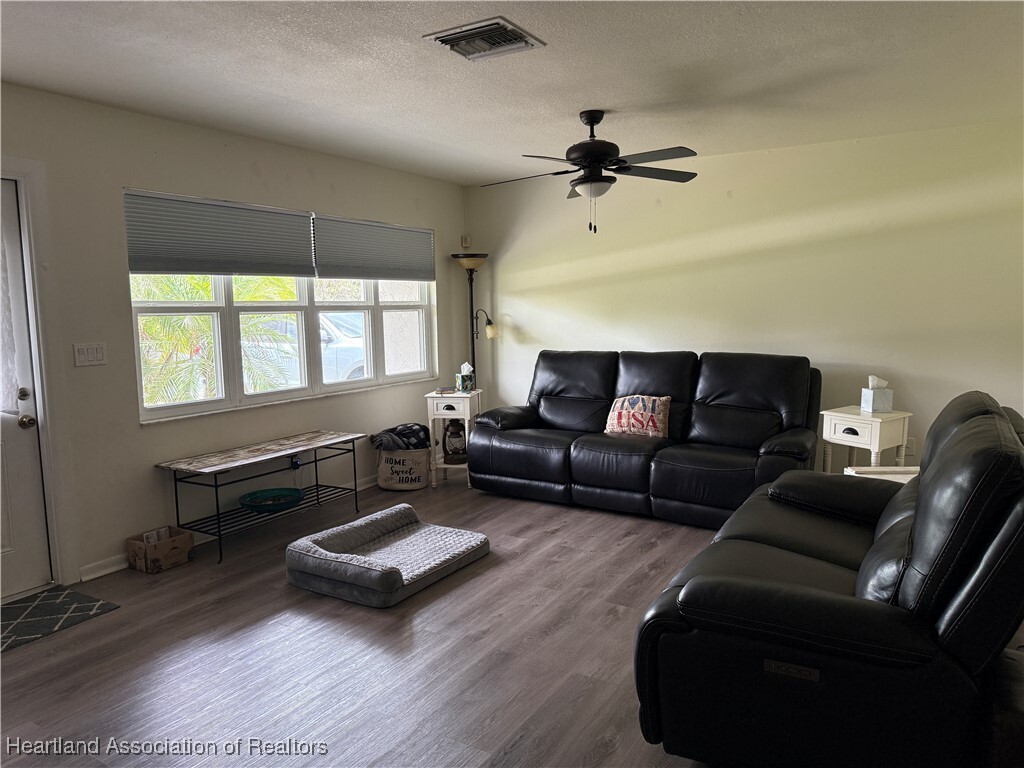 Property Photo:  301 Jupiter Avenue NW  FL 33852 