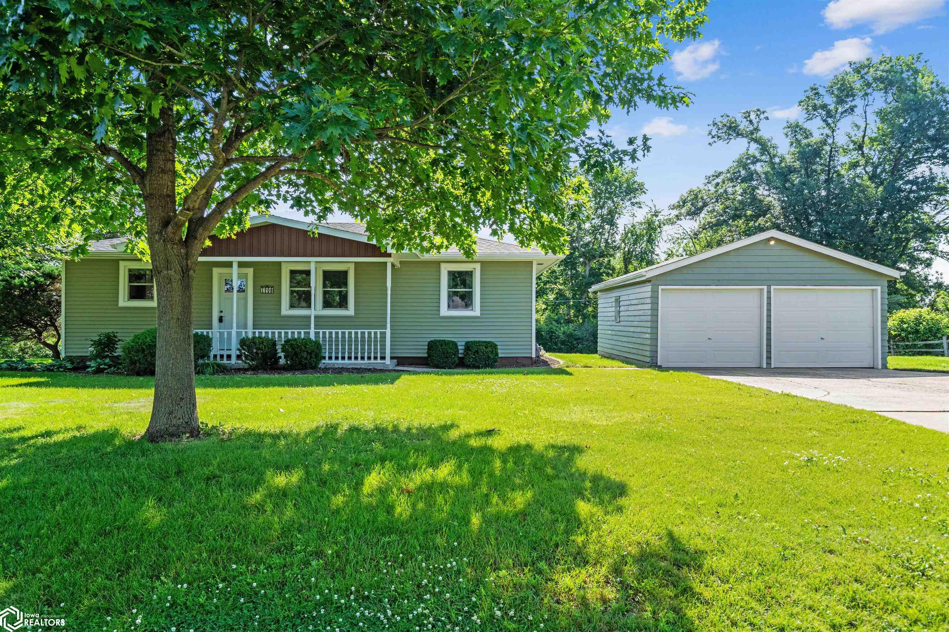 Property Photo: 1708 Robertson Drive IA 50158
