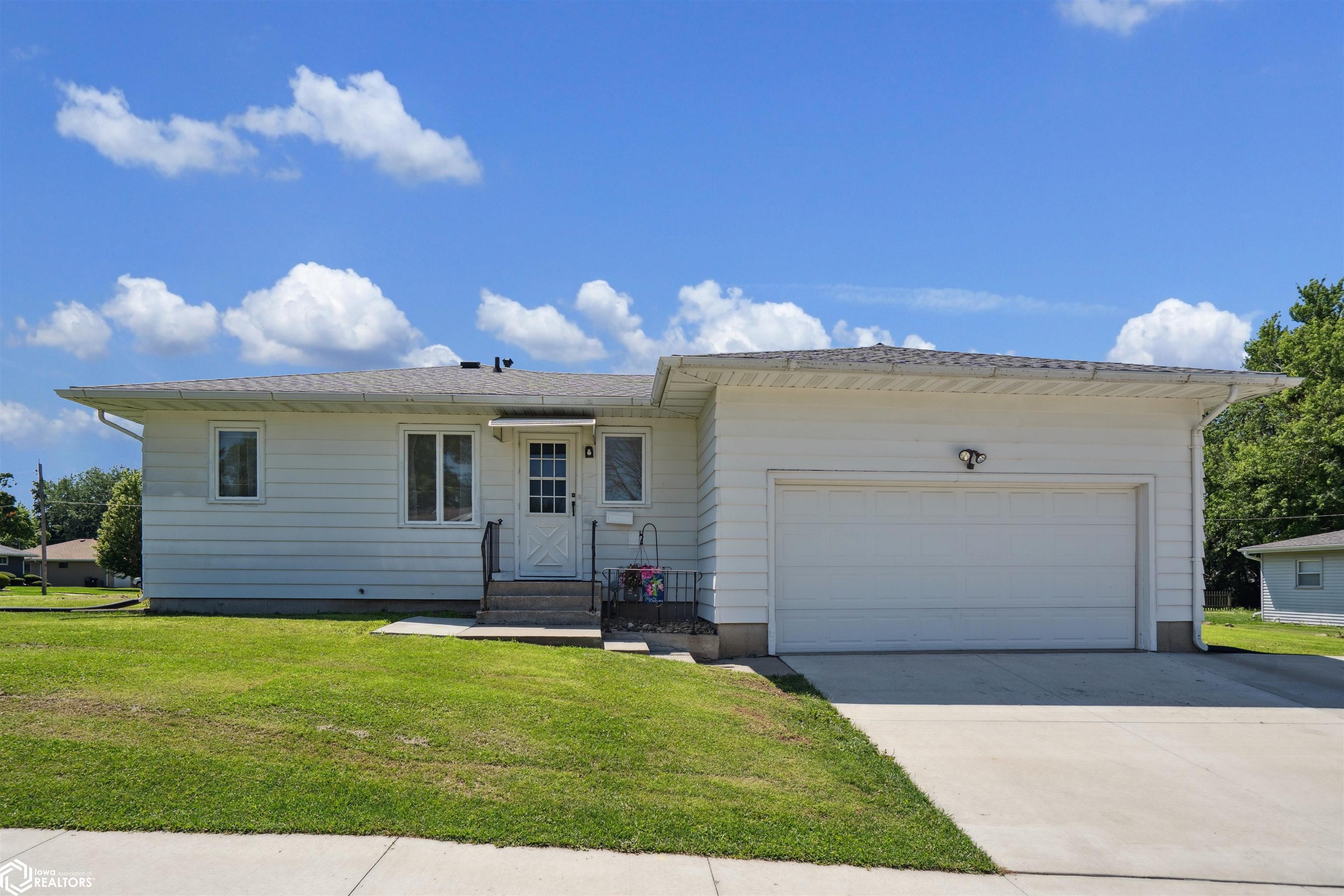 Property Photo: 401 Edgeland Drive IA 50158