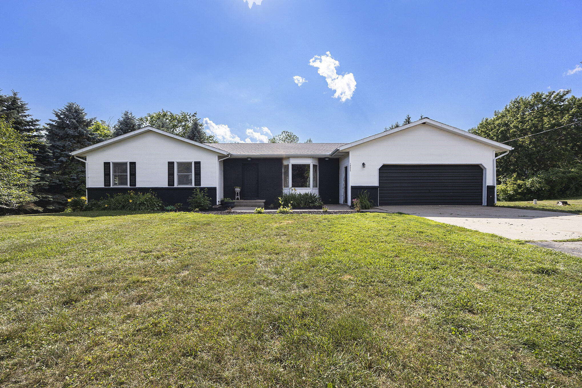 Property Photo: 14555 Fruit Ridge Avenue MI 49330