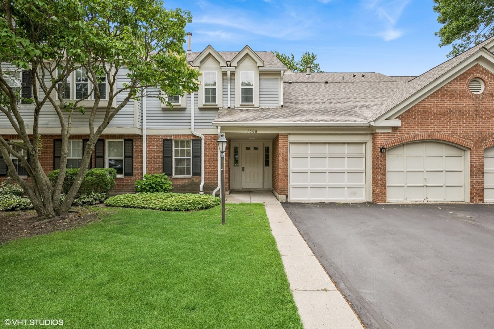 Property Photo: 1508 Seville Court D2 IL 60090