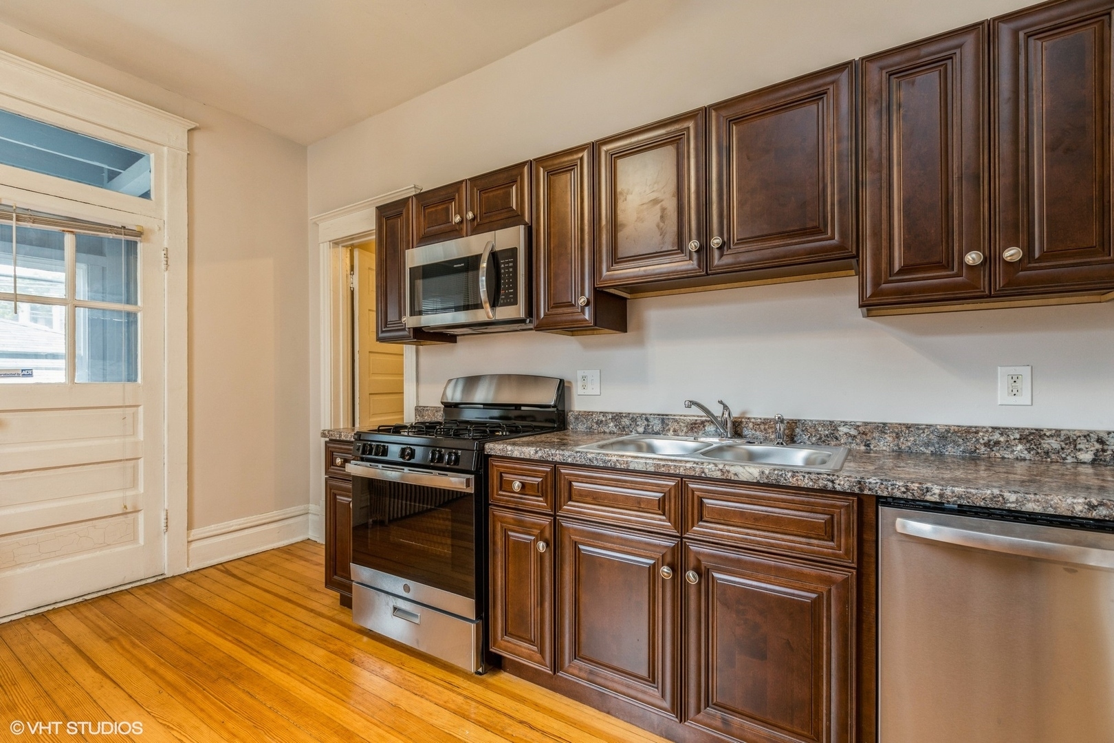 Property Photo: 3722 N Bosworth Avenue 1R IL 60613