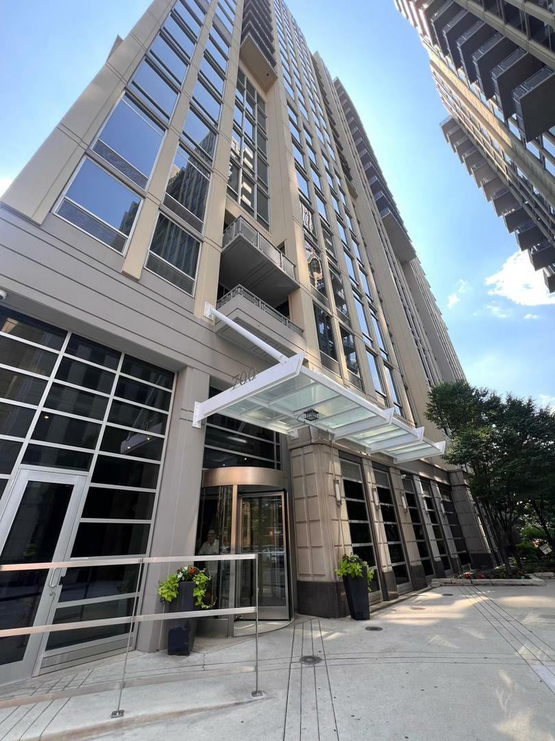 Property Photo: 700 N Larrabee Street 1701 IL 60654