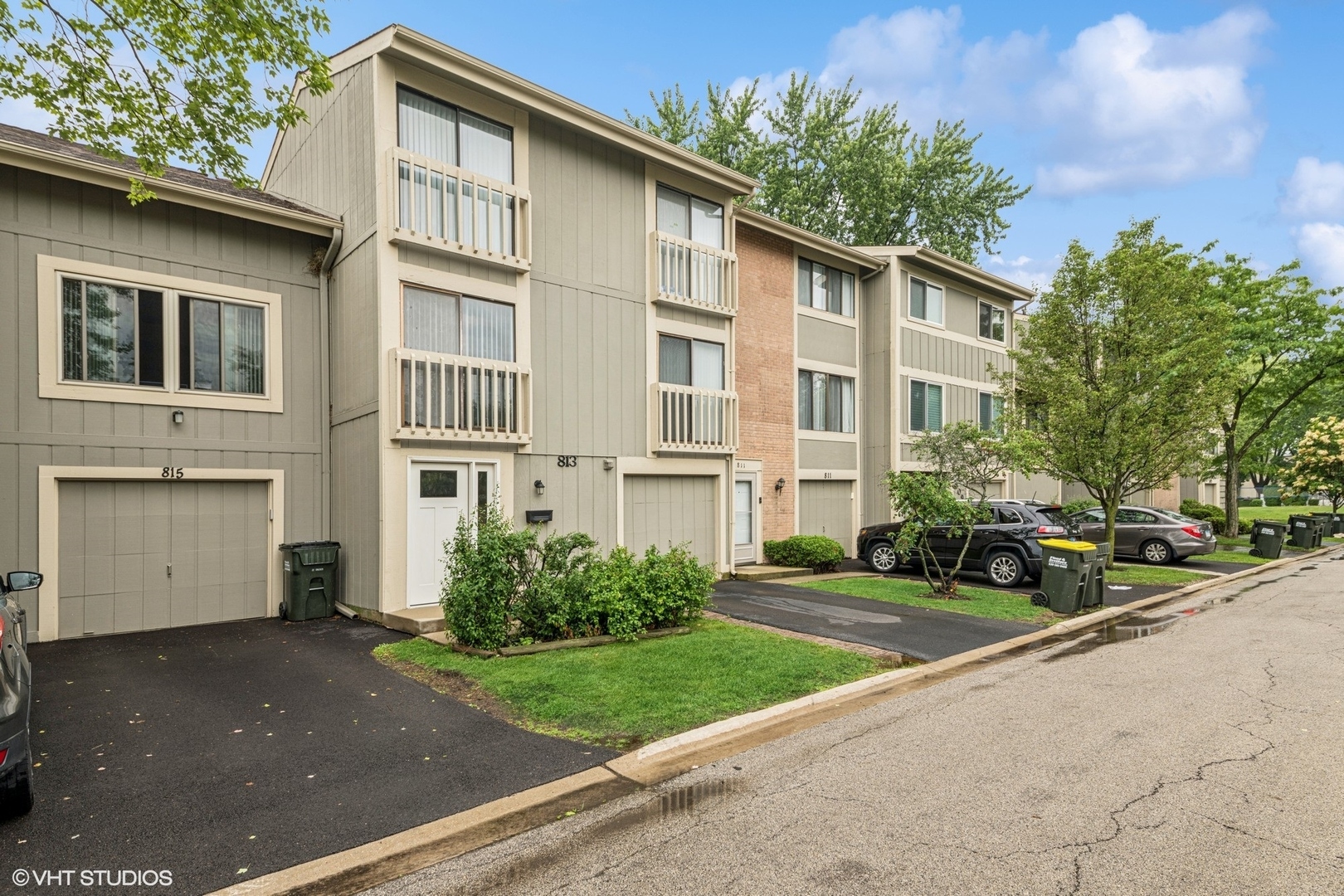 Property Photo: 813 Shawnee Trail IL 60172