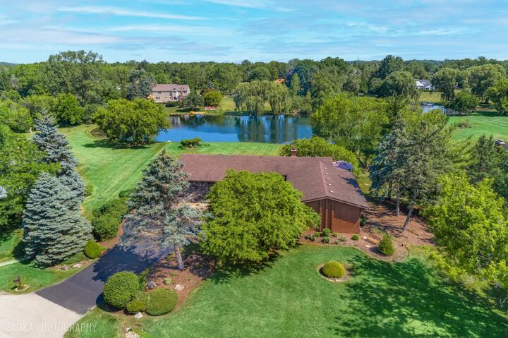 Property Photo: 104 Lois Lane IL 60010