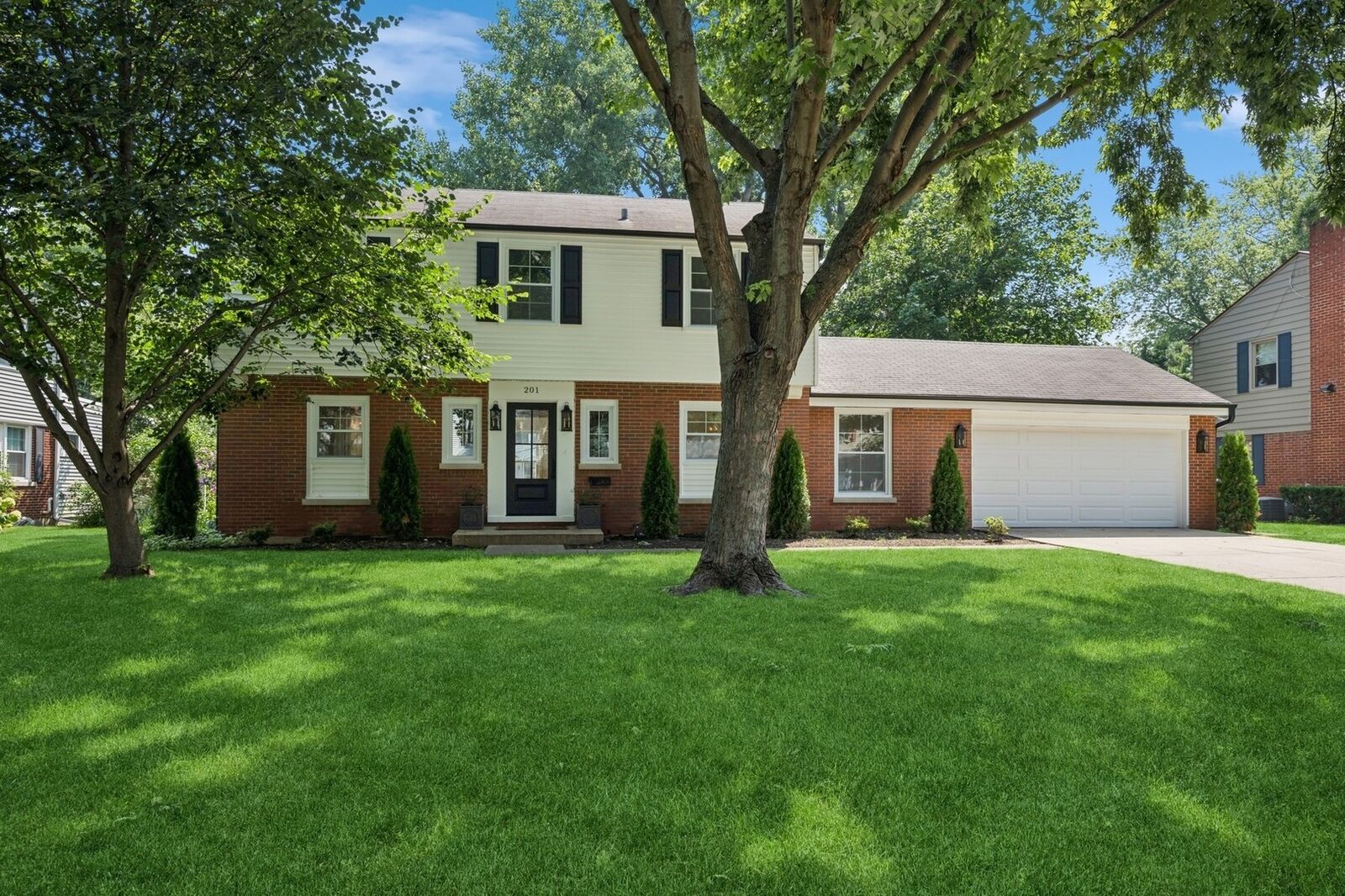 Property Photo: 201 S Stratford Road IL 60004