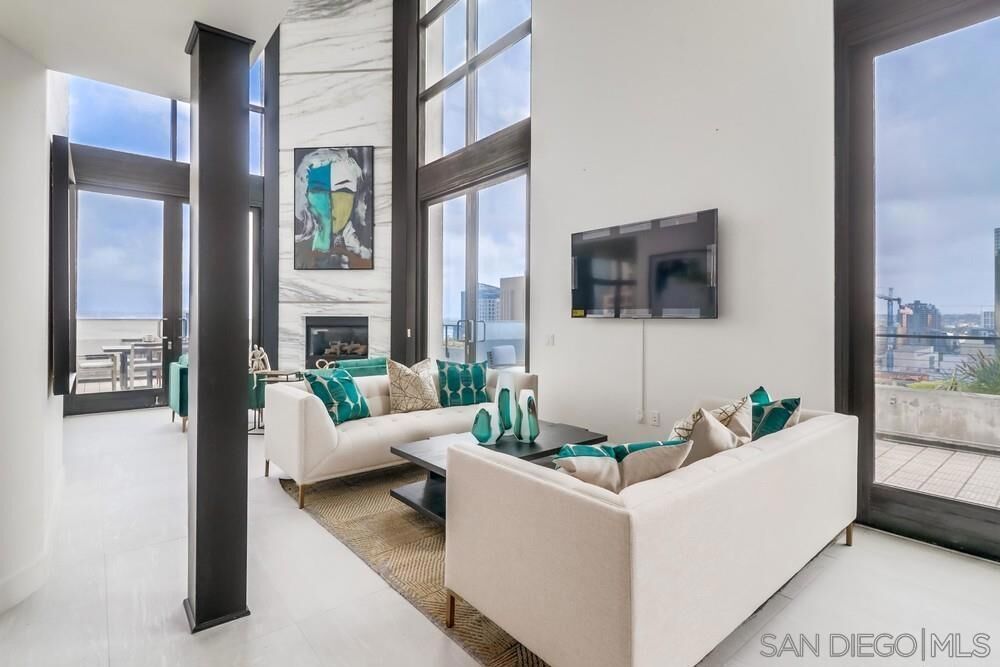 Property Photo:  645 Front St 2201  CA 92101 