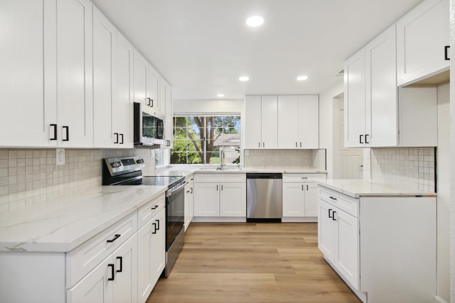 Property Photo: 115 Rhoades Way CA 95630