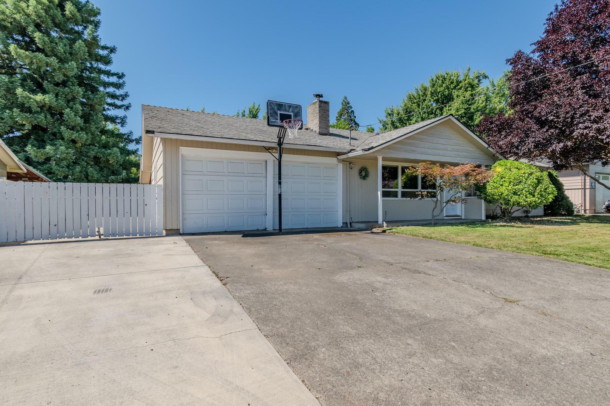 Property Photo: 104 Windsor Way OR 97502