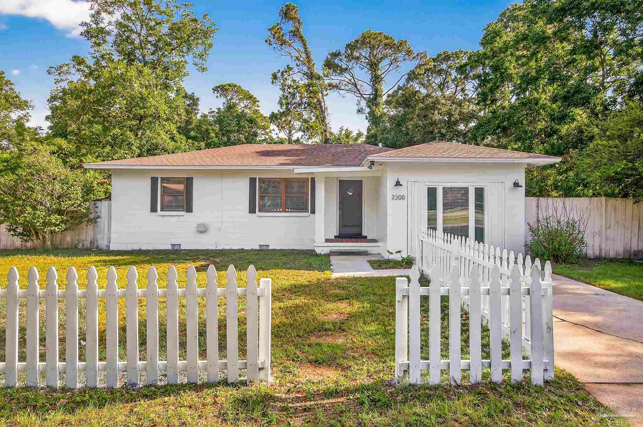 Property Photo: 2300 Grundy St FL 32507