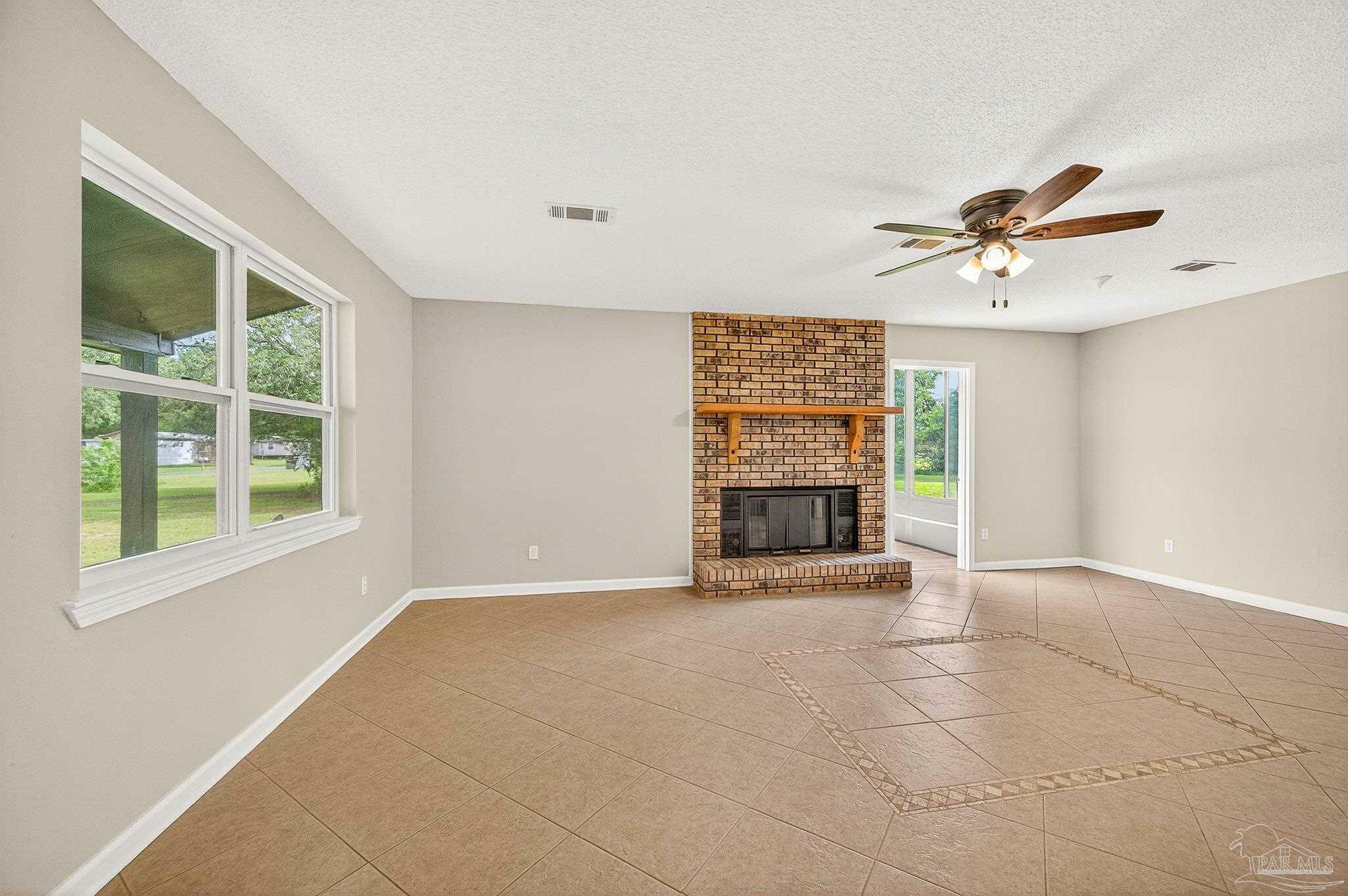 Property Photo: 6152 Leon Ln FL 32571