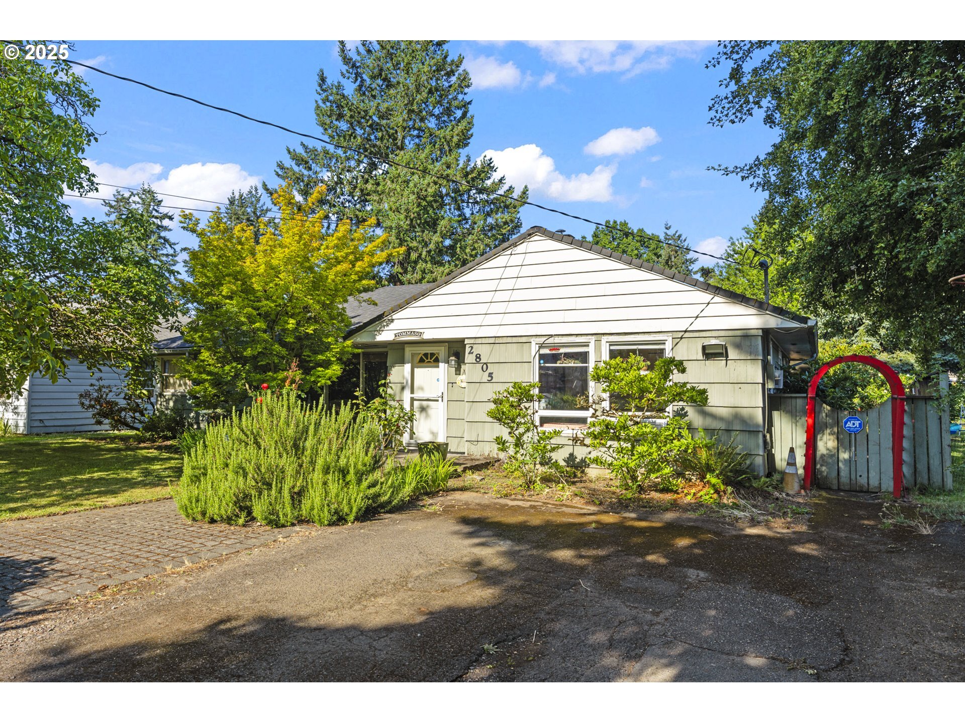 Property Photo: 2805 SE 141st Ave OR 97236
