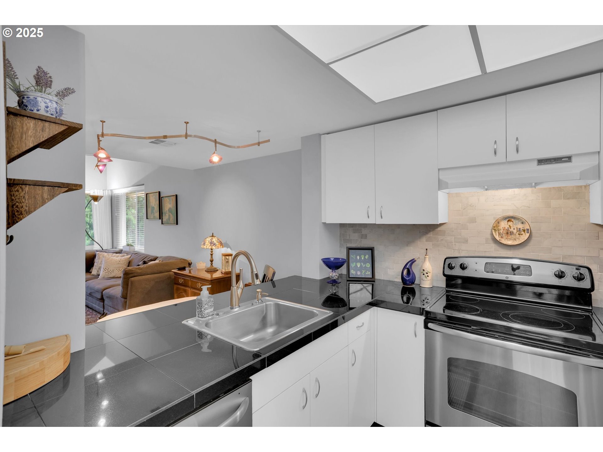 Property Photo: 6625 W Burnside Rd 252 OR 97210