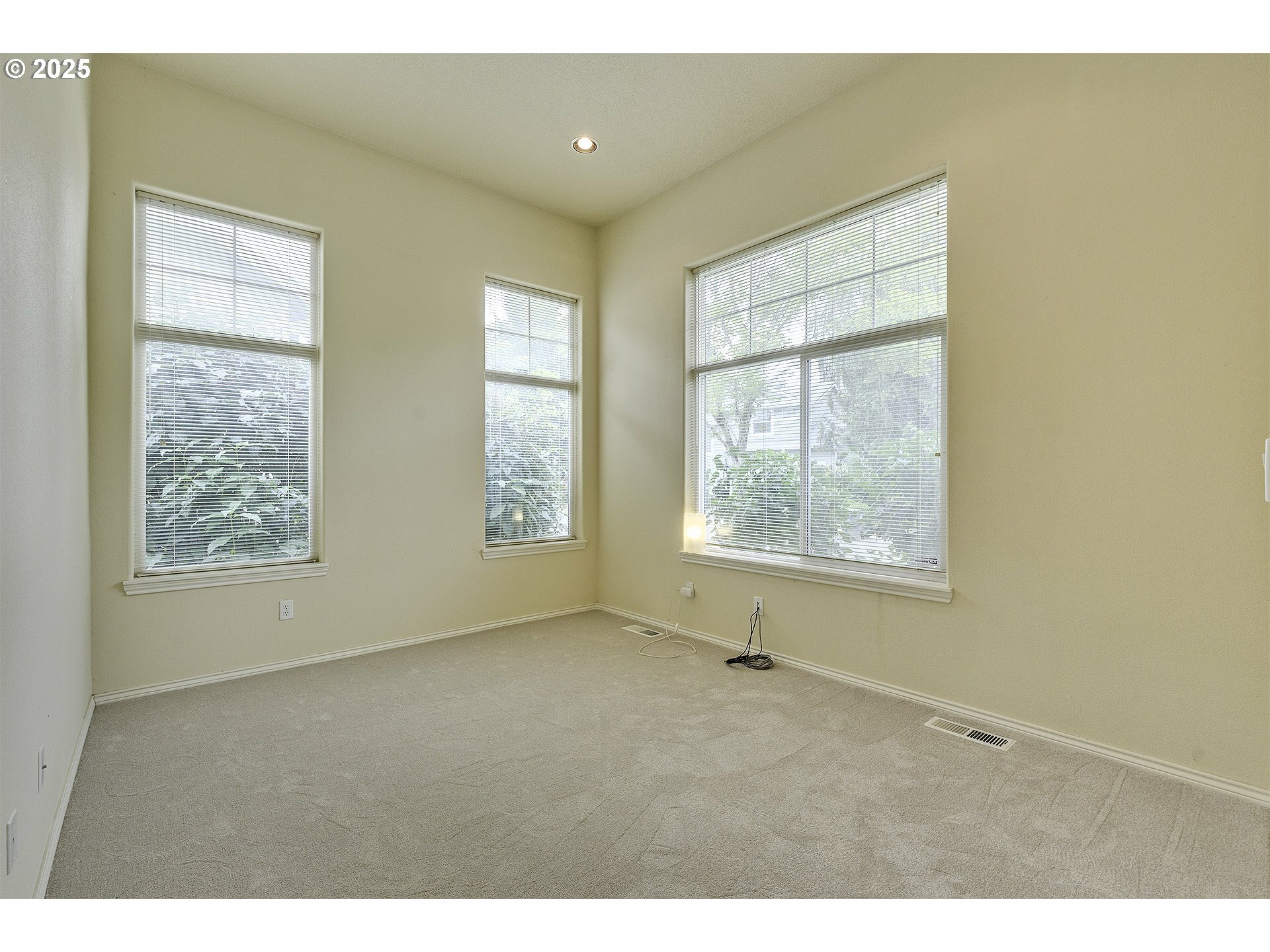 Property Photo: 1133 NE Creeksedge Dr OR 97124