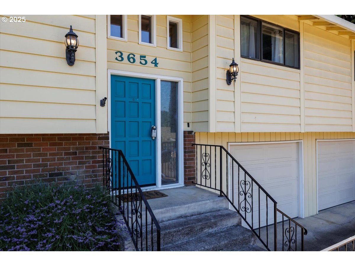 Property Photo: 3654 SE Grogan Ave OR 97222