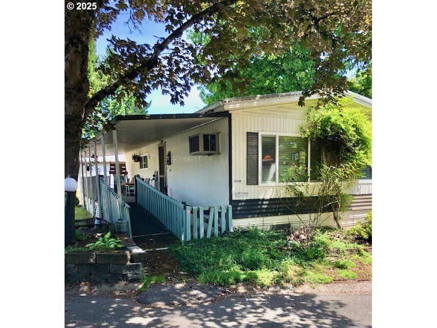 Property Photo: 1475 Green Acres Rd 66 OR 97408