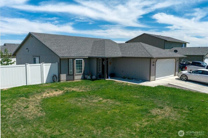Property Photo:  925 S 11th Avenue  WA 99344 