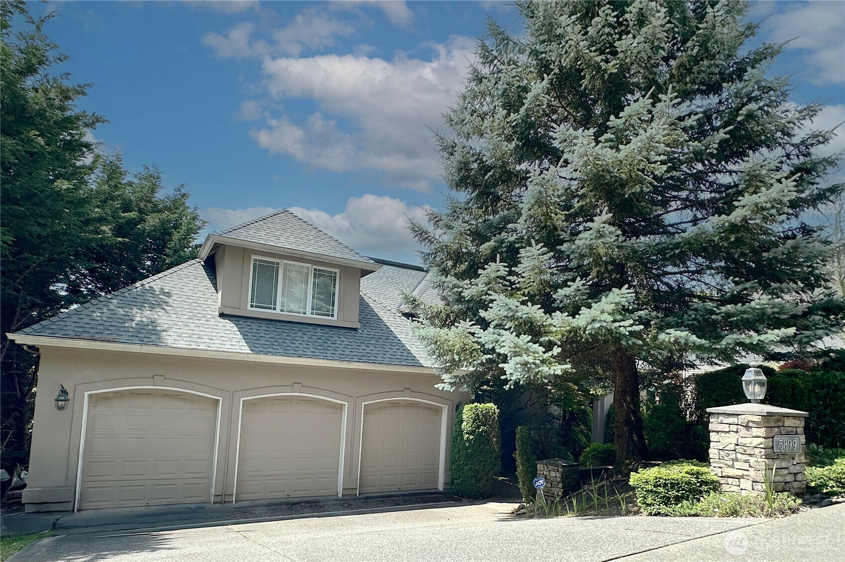 Property Photo: 5899 153rd Avenue SE WA 98006