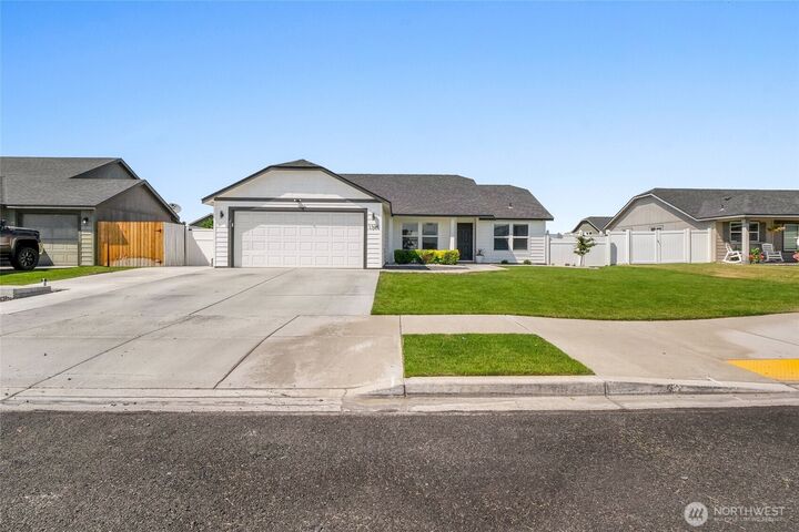 Property Photo: 1344 E Deborah Street WA 98837