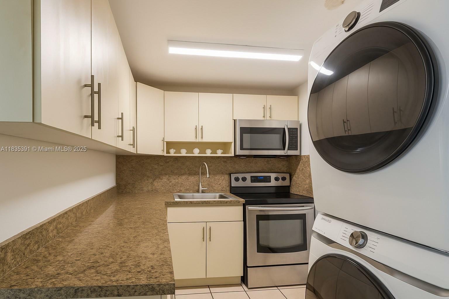 Property Photo: 3925 SW 88th Pl 1 FL 33165