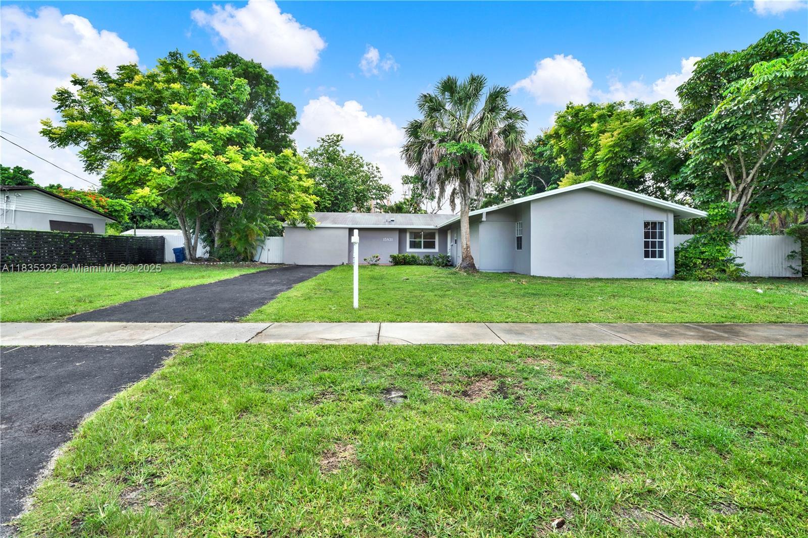 Property Photo: 15831 Palmetto Club Dr FL 33157
