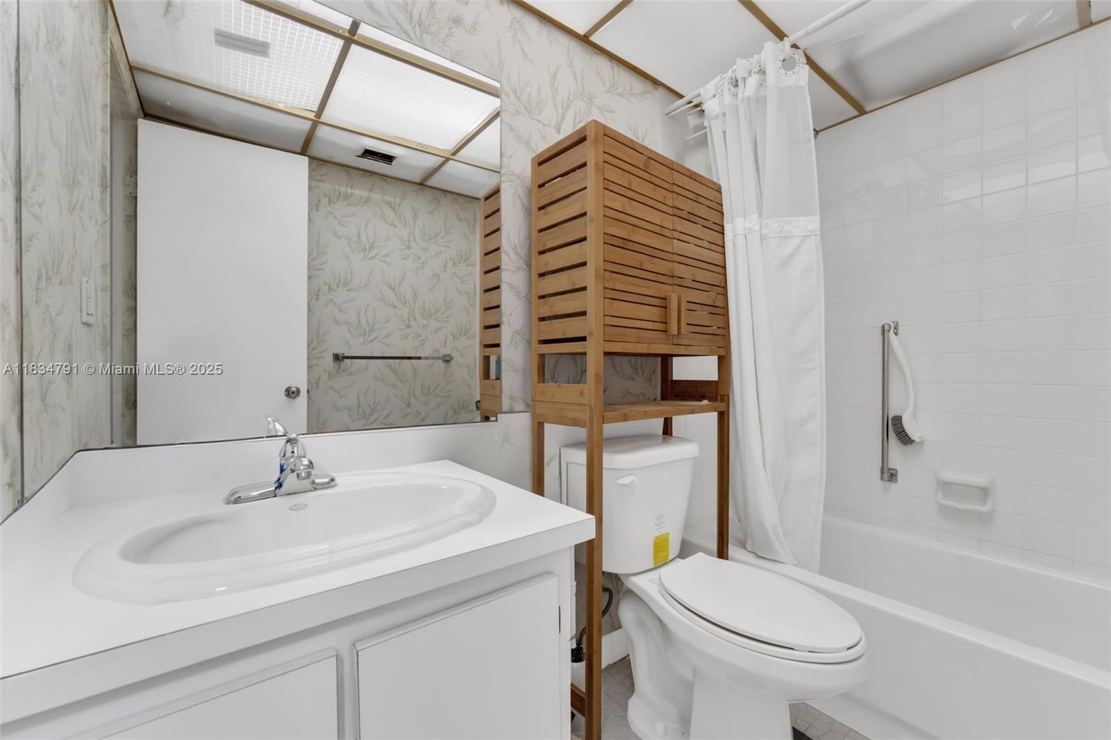 Property Photo: 7450 NW 17th St 207 FL 33313