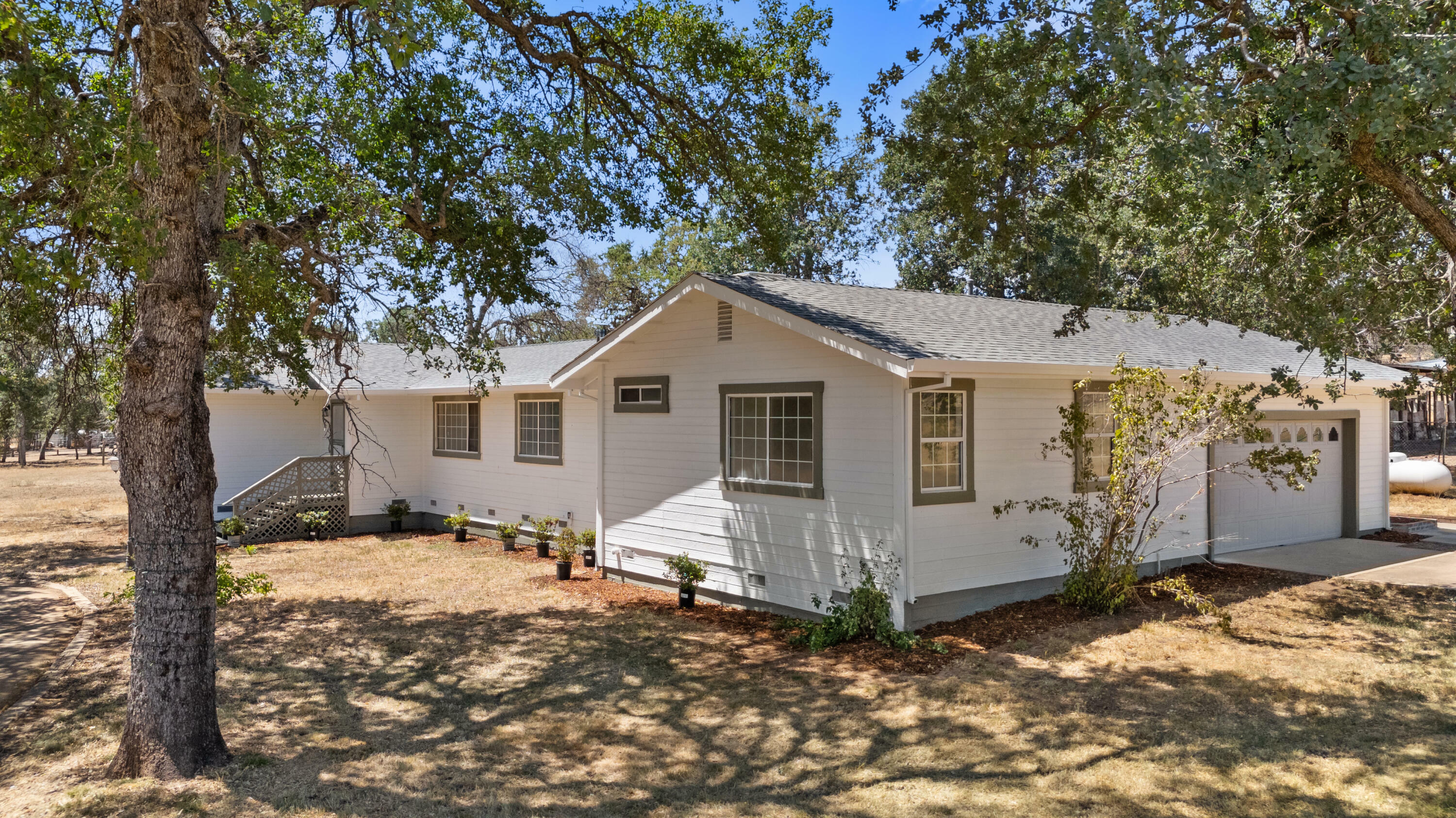 Property Photo: 3820 Oak Lane CA 96022