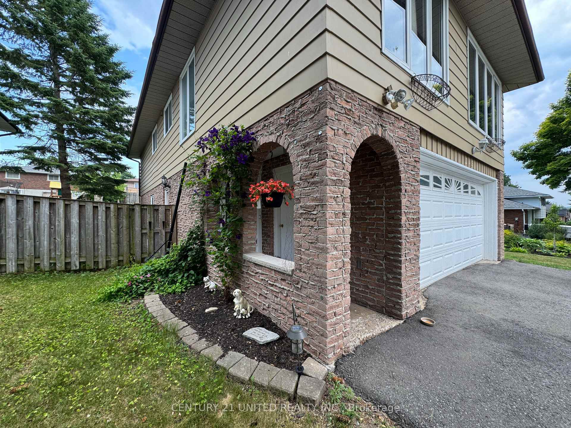 Photo de la propriété:  245 Maxwell Avenue  ON K9J 1B4 