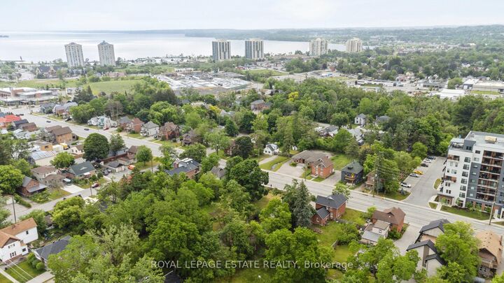 Property Photo: 226 Dunlop Street W ON L4N 1B6