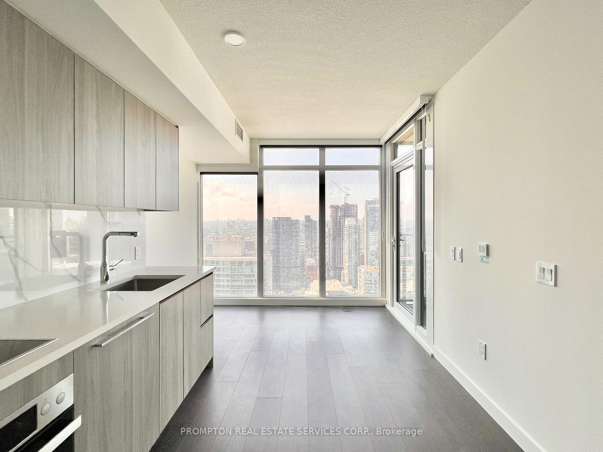 Property Photo: 1 Concord Cityplace Way 5515 ON M5V 0X3