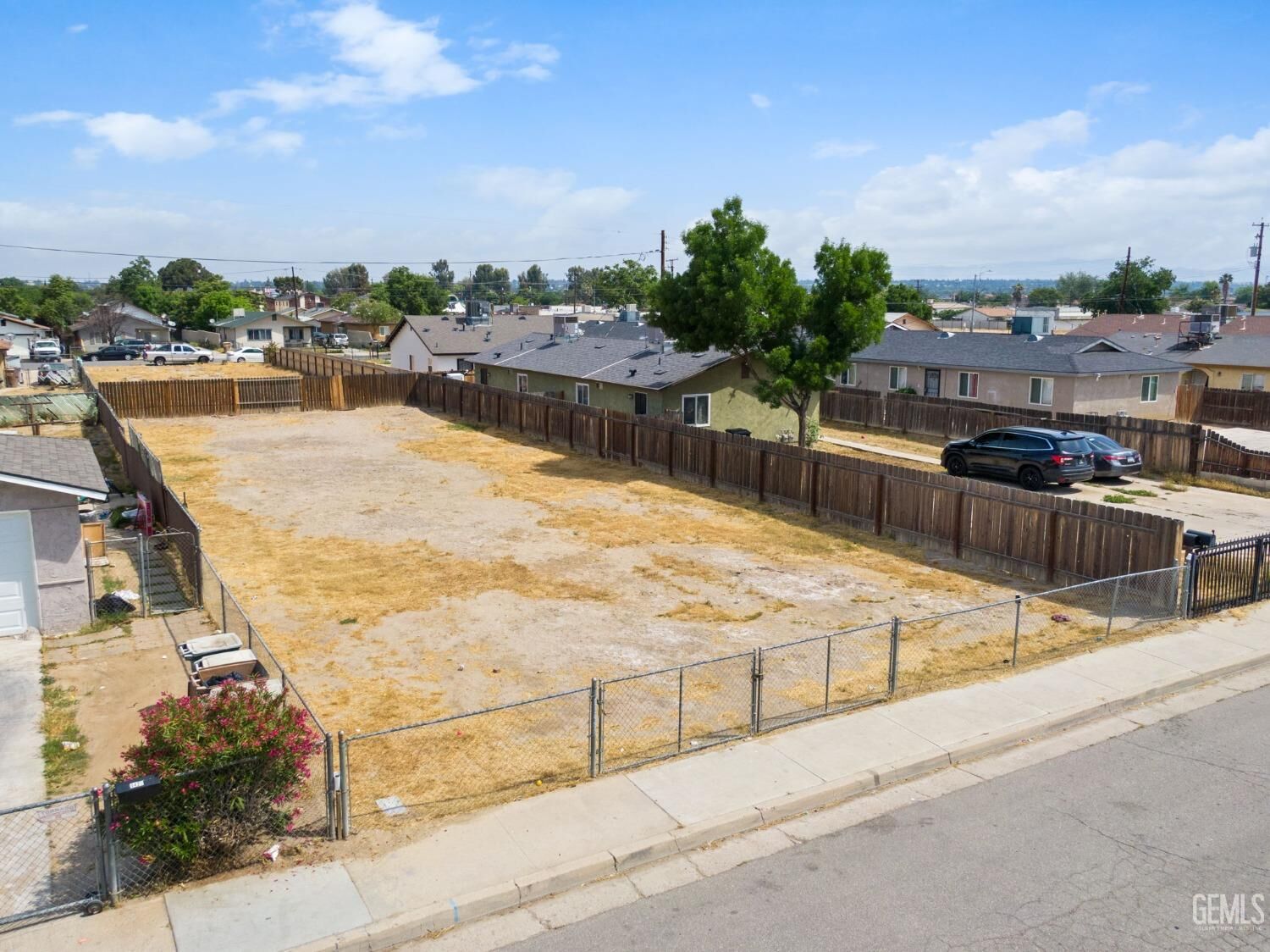 Property Photo:  1424 Murdock Street  CA 93307 