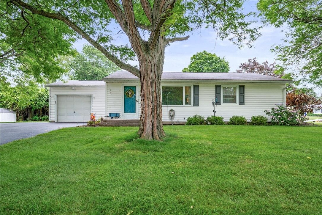 Property Photo:  142 Kaymar Drive  NY 14616 