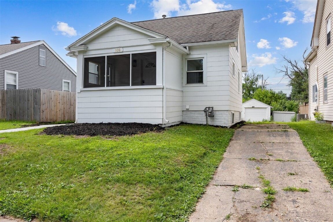 Property Photo: 609 34th St NE IA 52402