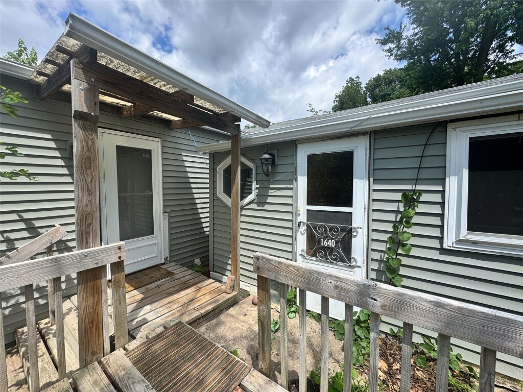 Property Photo: 1640 11th St NW IA 52405