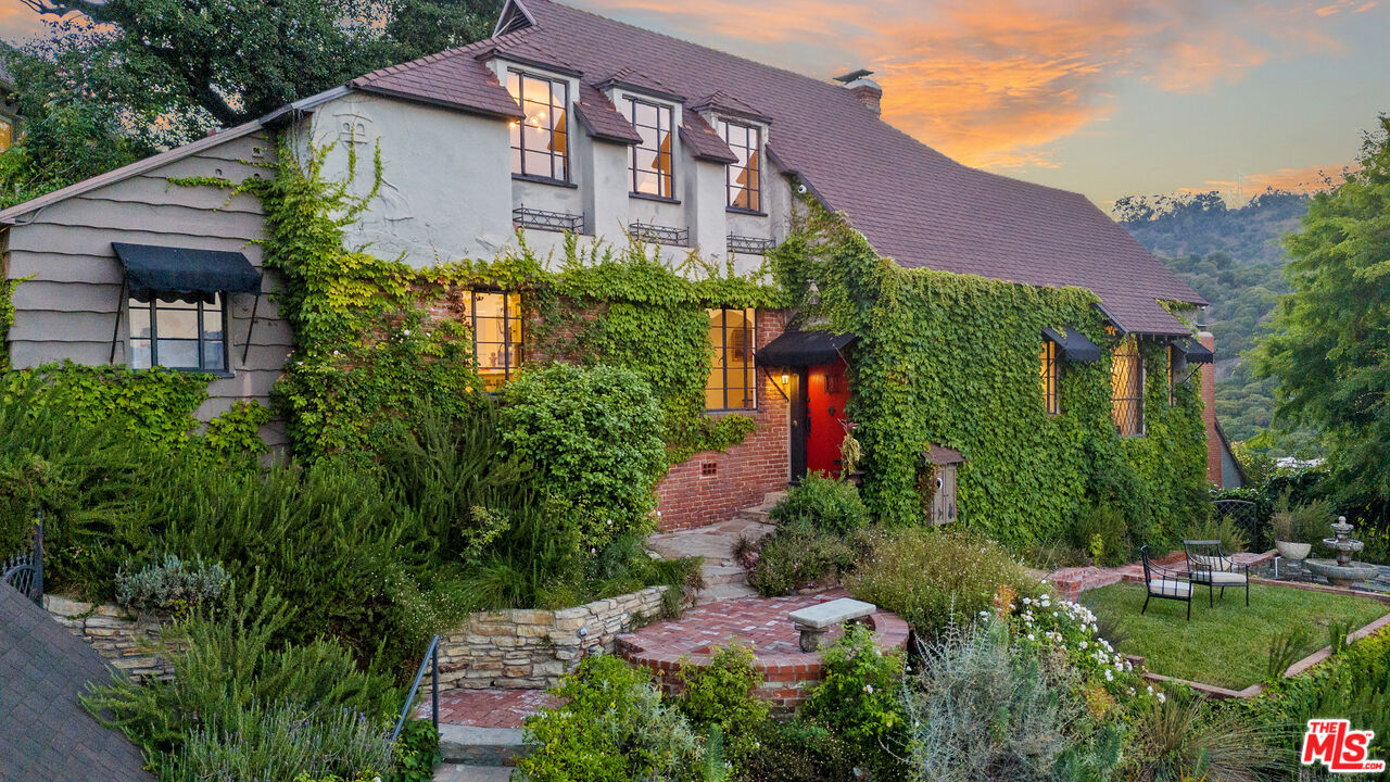 Property Photo: 3827 Carnavon Way CA 90027