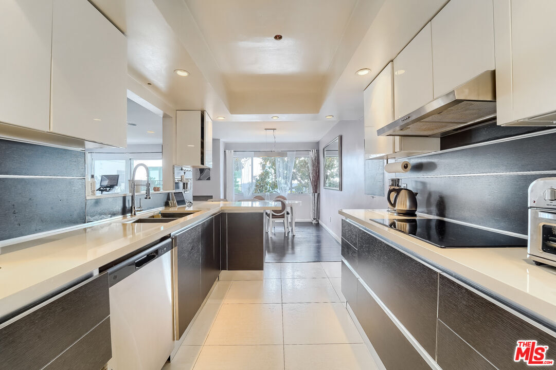 Property Photo: 910 S Holt Ave CA 90035