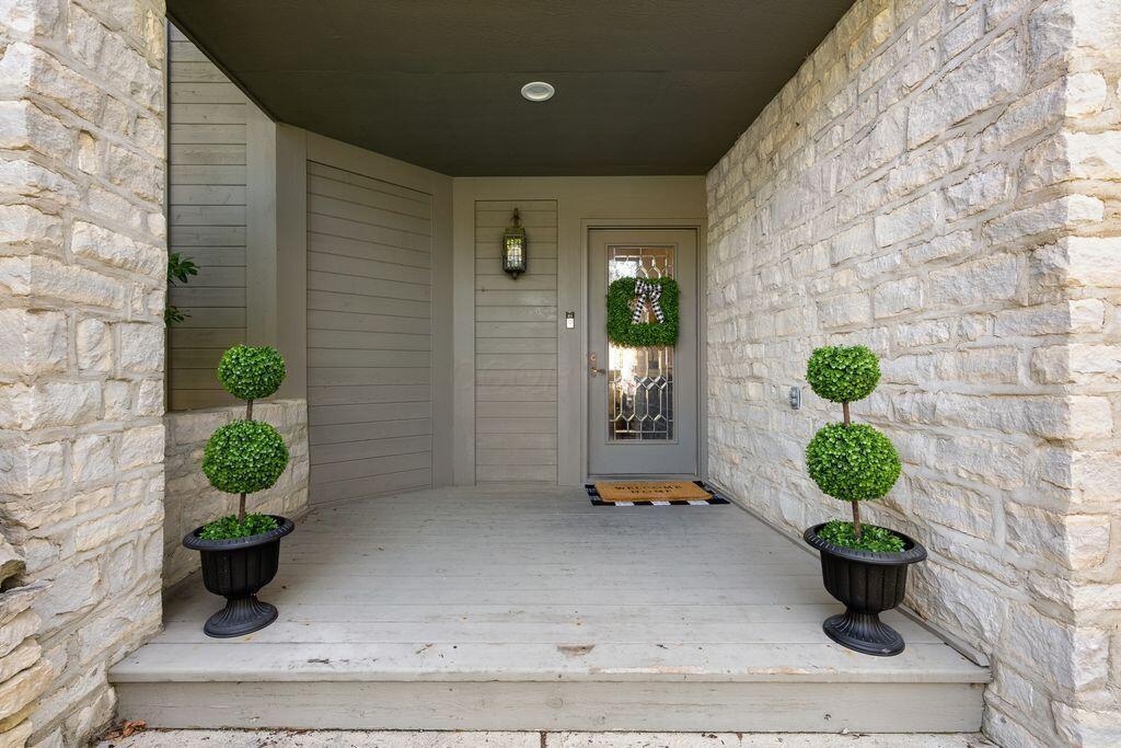 Property Photo: 8028 Holyrood Court OH 43017