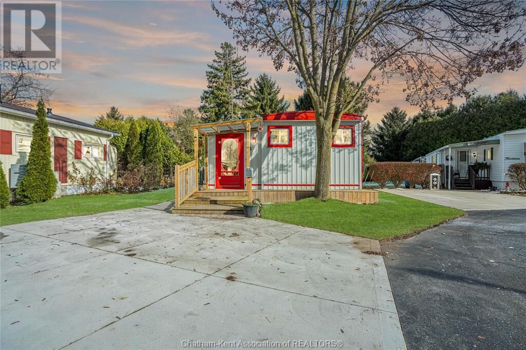 Property Photo: 22220 Charing Cross Road 13 ON N7M 5V8