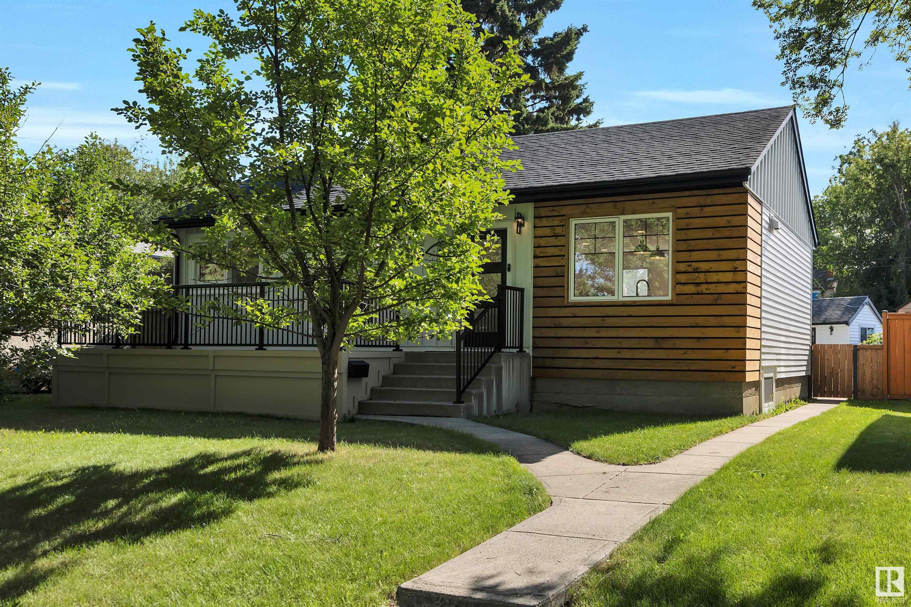 Photo de la propriété: 8619 80 Street NW AB T6C 2S8