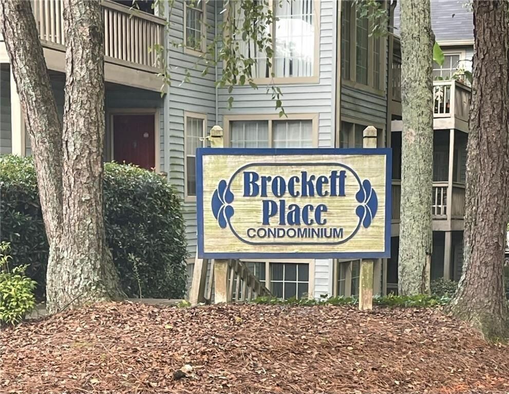 Property Photo: 1310 Brockett Place GA 30021