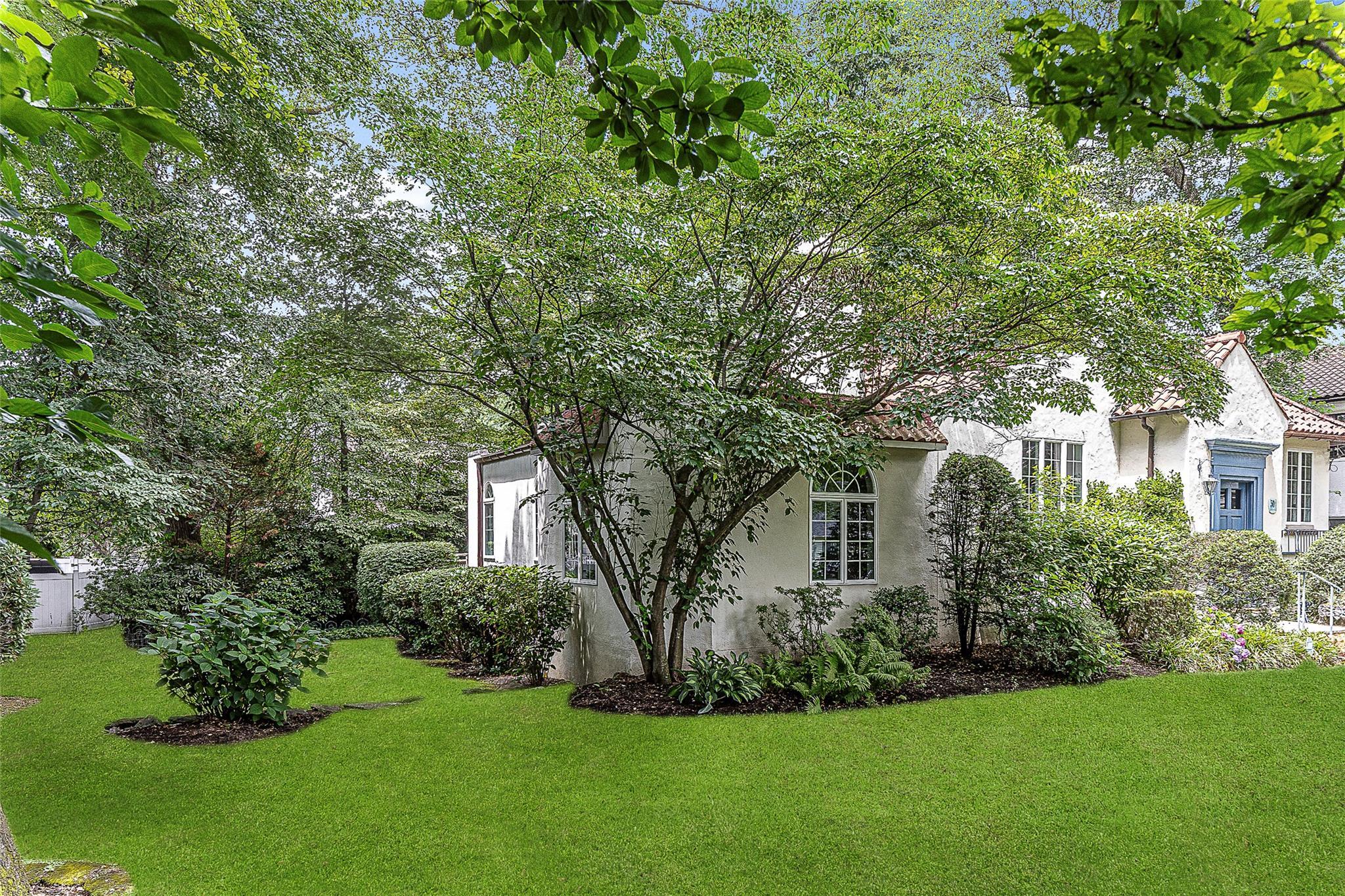 Property Photo:  50 Parkway W  NY 10552 