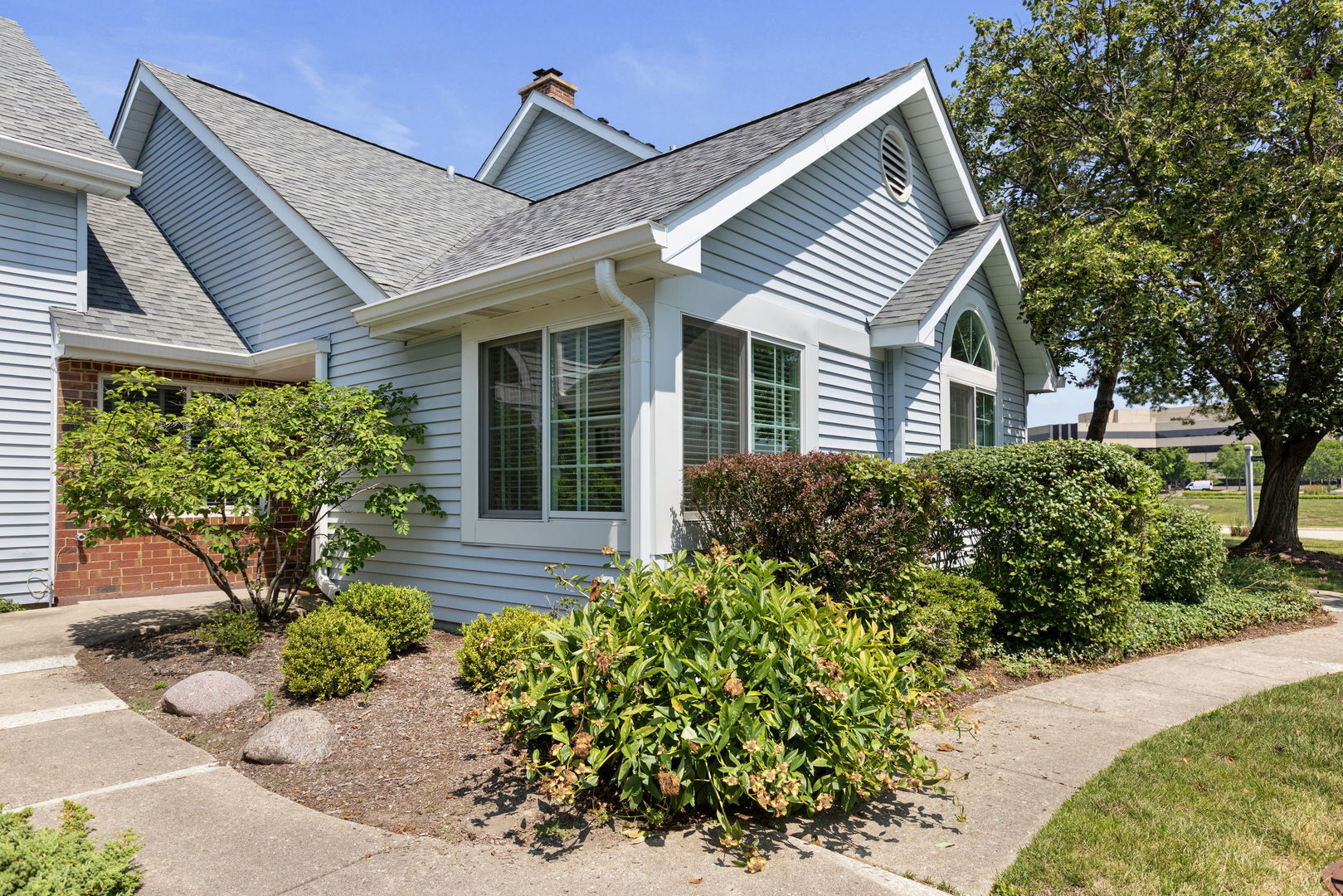 Property Photo:  2 Warwick Lane  IL 60069 
