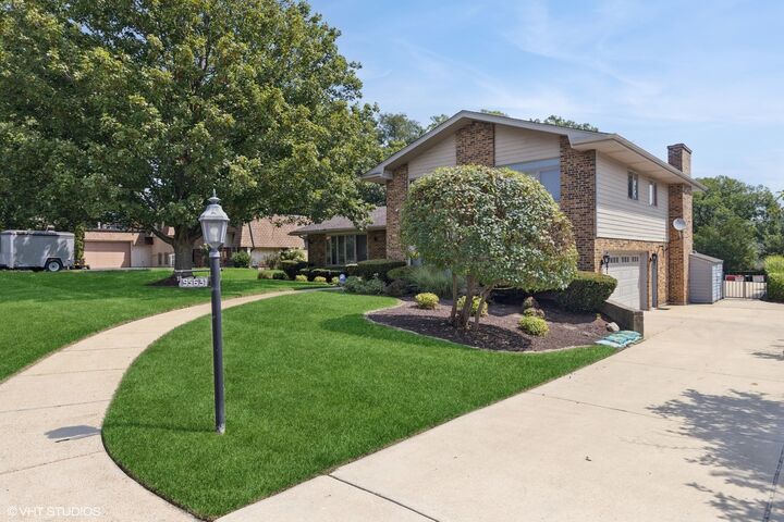 Property Photo:  9S631 William Drive  IL 60527 