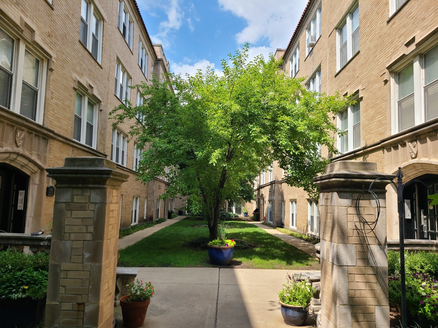 Property Photo: 4514 N Ashland Avenue B2s IL 60640