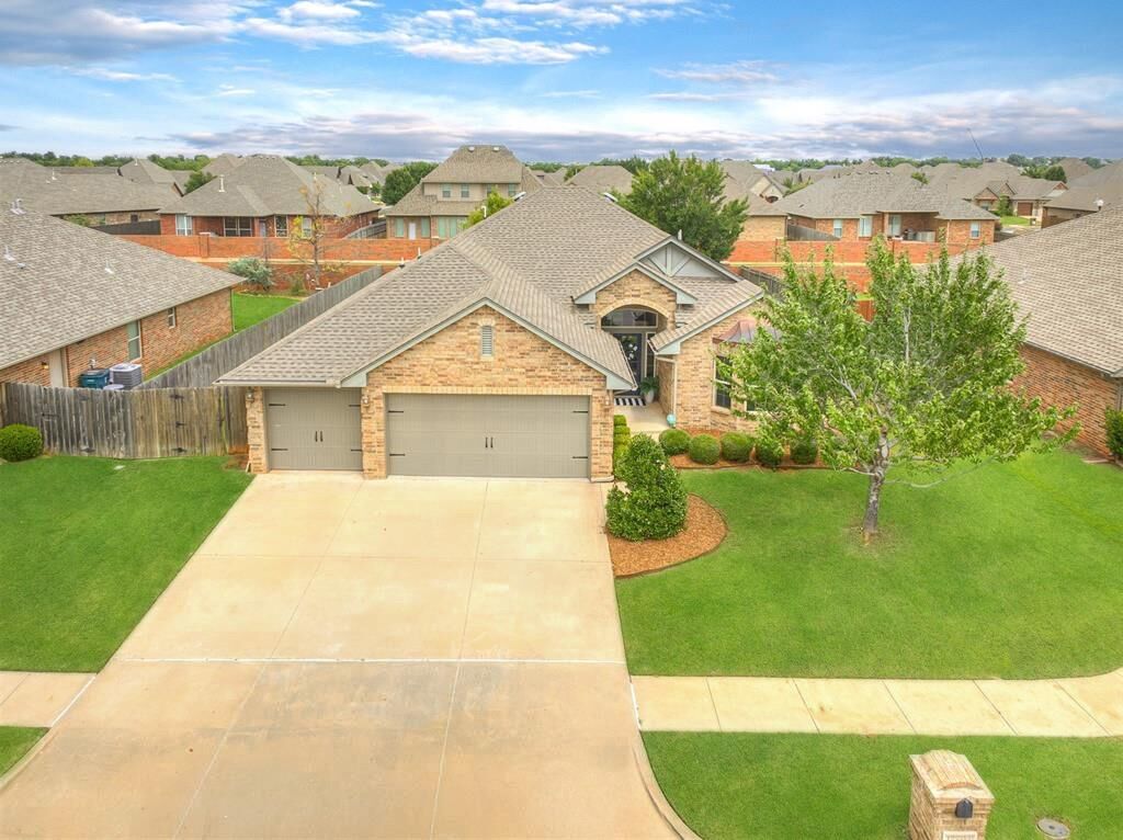 Property Photo:  15504 Homecoming Drive  OK 73013 