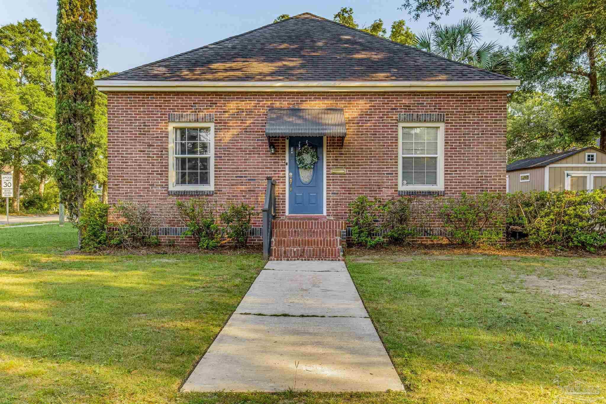 Property Photo: 1629 E Lakeview Ave FL 32503