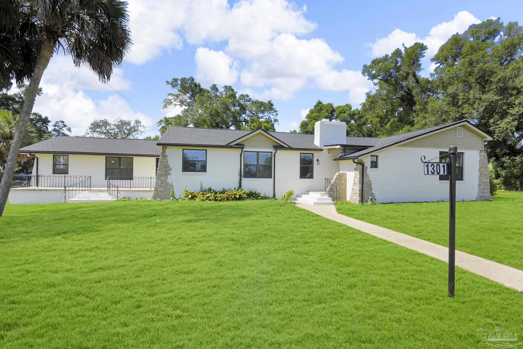 Property Photo: 1301 W Lee St FL 32501